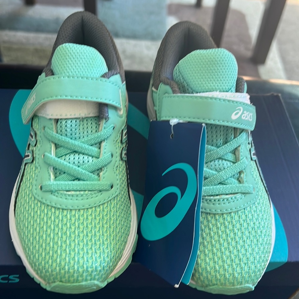 Brand new girls ASICS size 10. GT-1000.